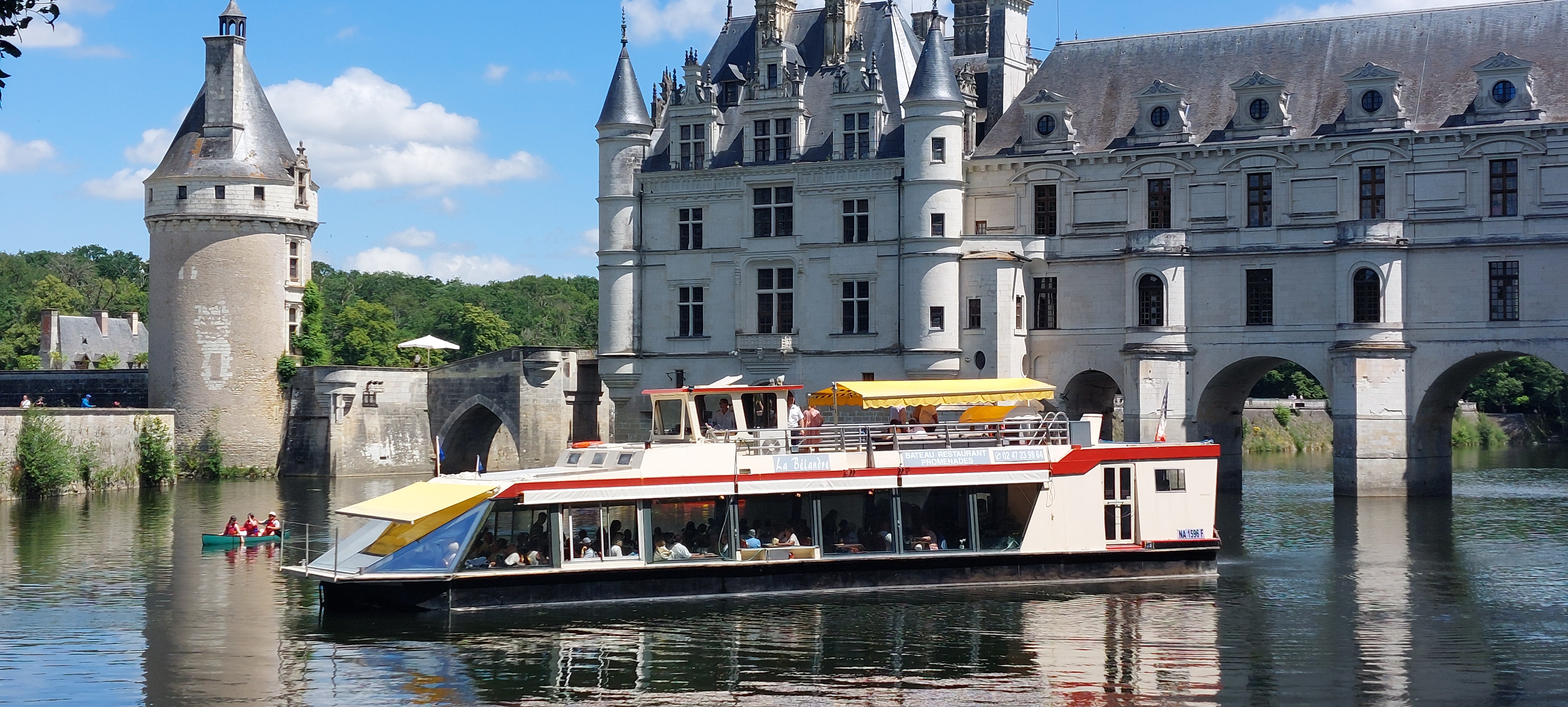 Bateau La Bélandre naviguant sur le Cher.