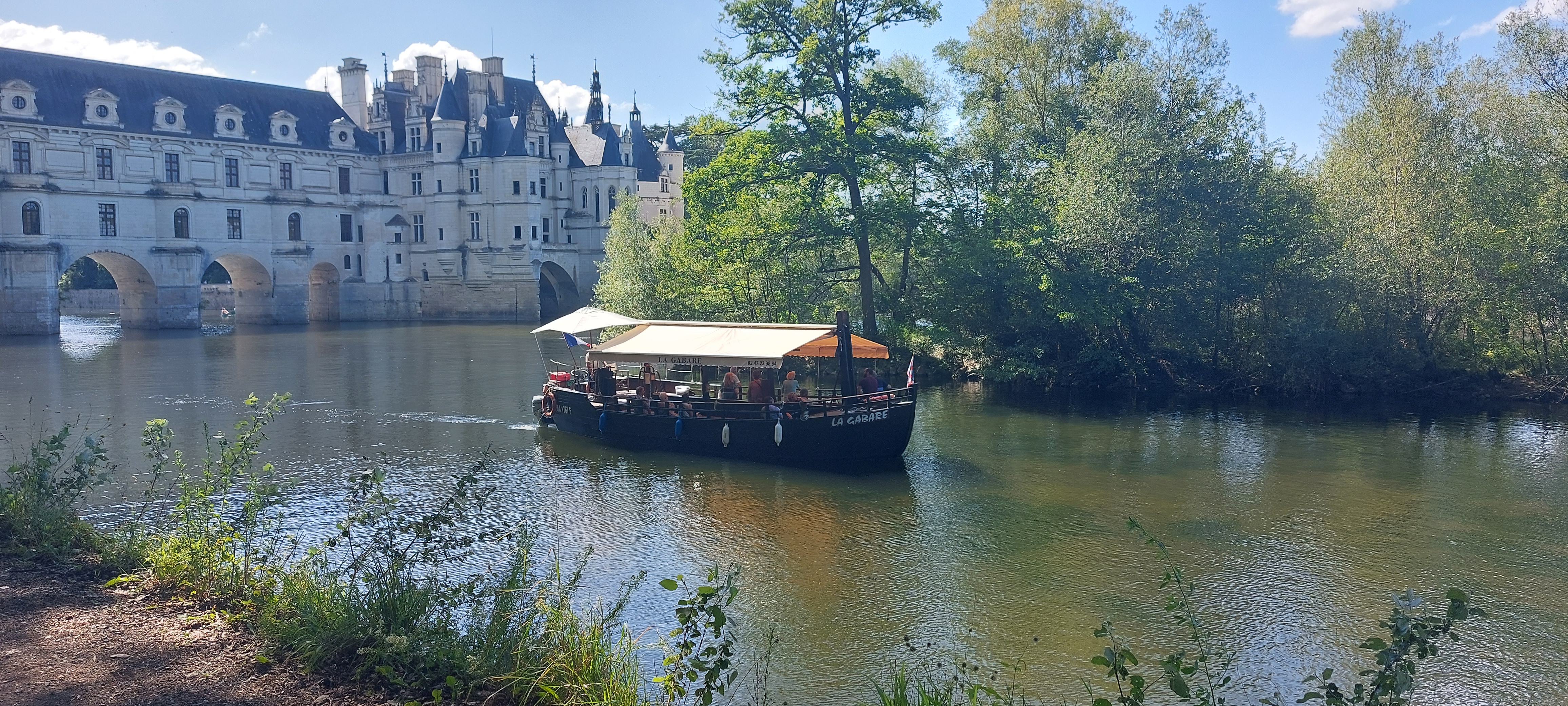 Bateau naviguant avec un arrière-plan de château.