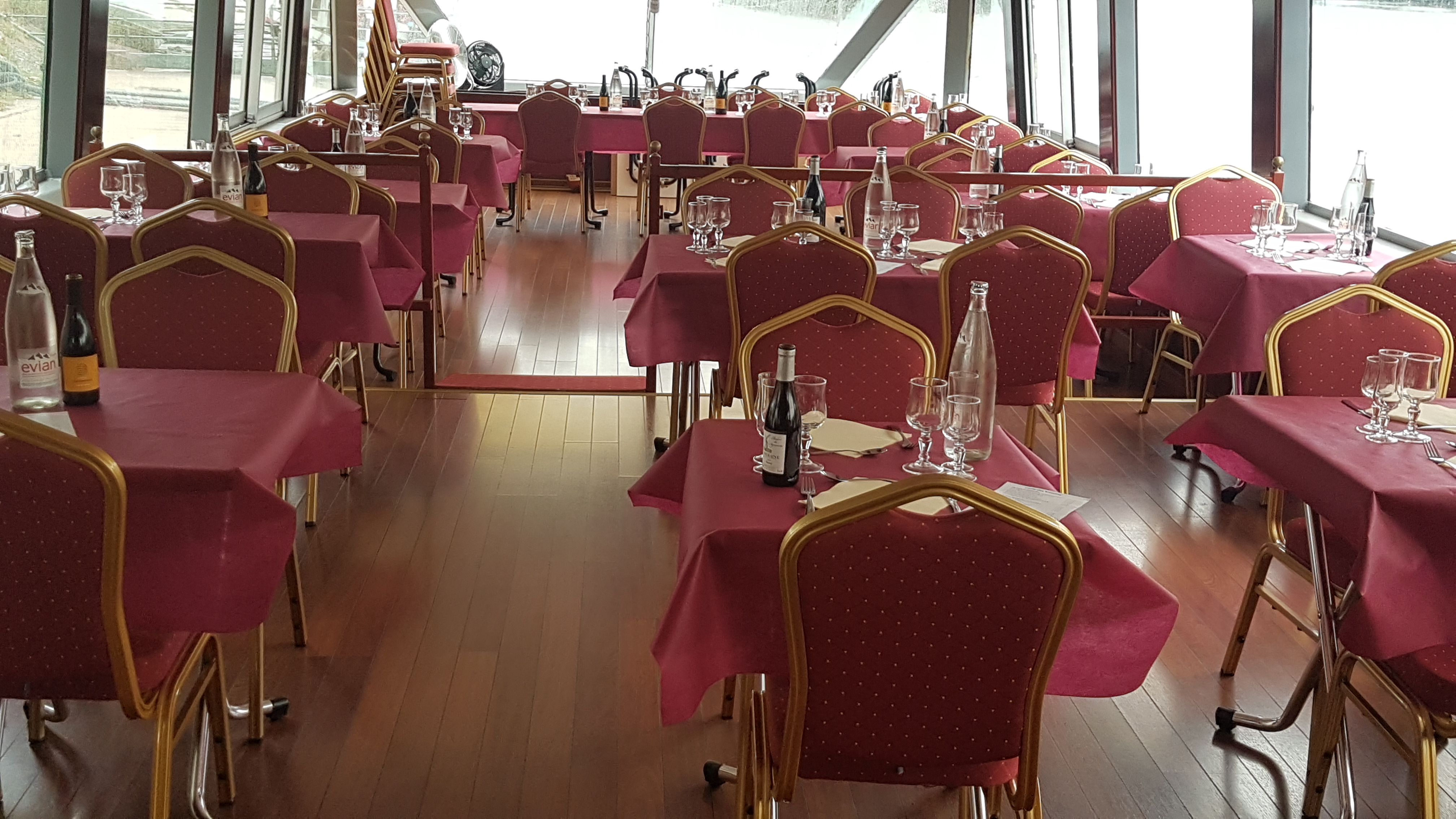 Salle de restauration à bord du bateau La Bélandre.